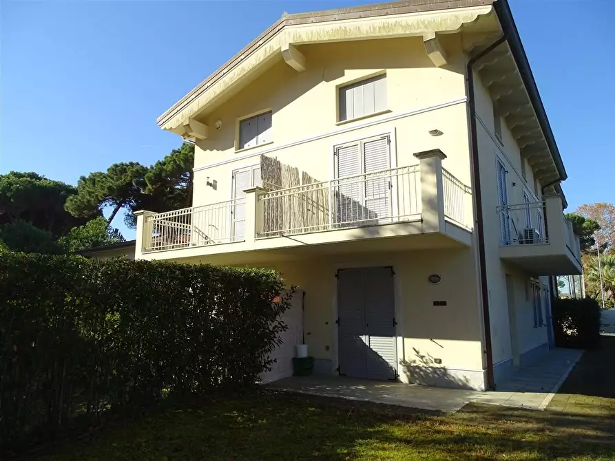 Immagine 1 di Casa trifamiliare in vendita  a Montignoso