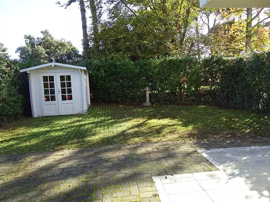 Immagine 10 di Casa trifamiliare in vendita  a Montignoso