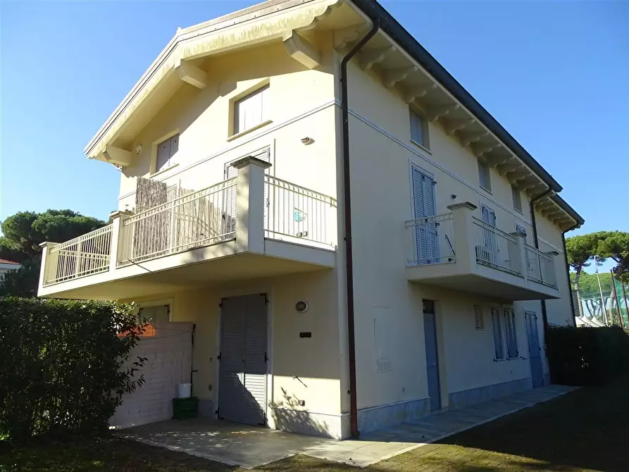 Immagine 11 di Casa trifamiliare in vendita  a Montignoso