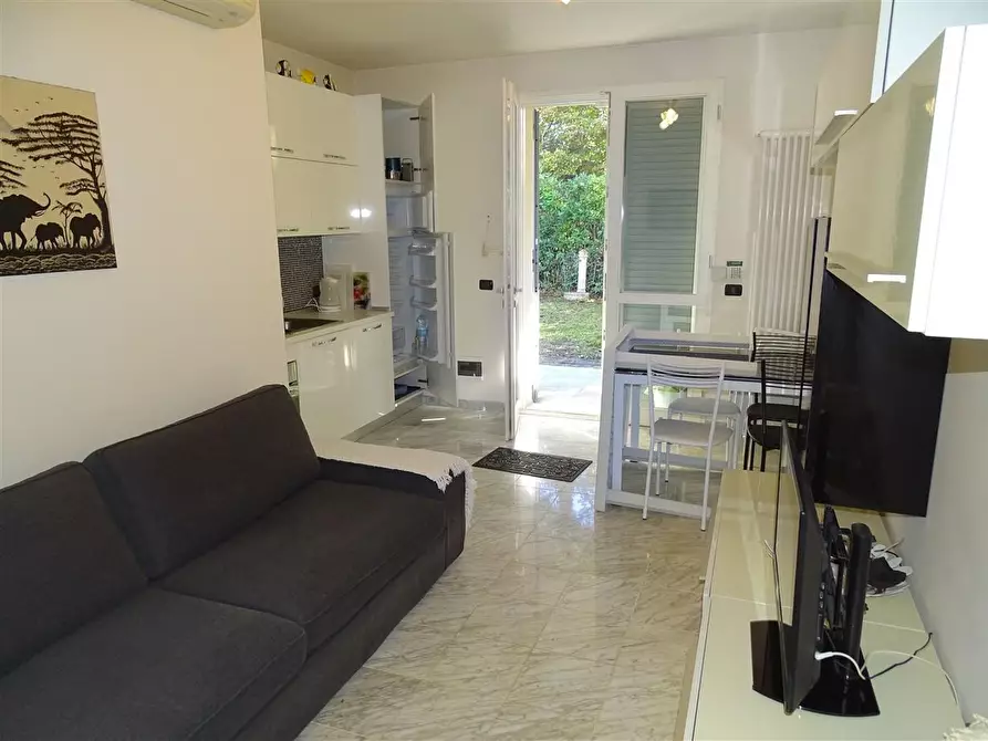 Immagine 17 di Casa trifamiliare in vendita  a Montignoso