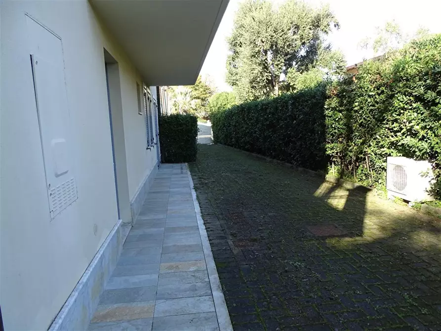 Immagine 7 di Casa trifamiliare in vendita  a Montignoso