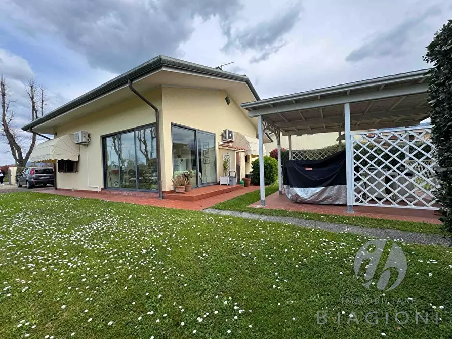 Immagine 8 di Casa indipendente in vendita  a Pietrasanta