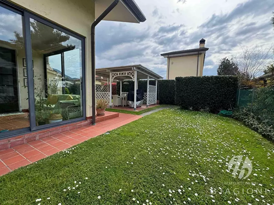 Immagine 9 di Casa indipendente in vendita  a Pietrasanta