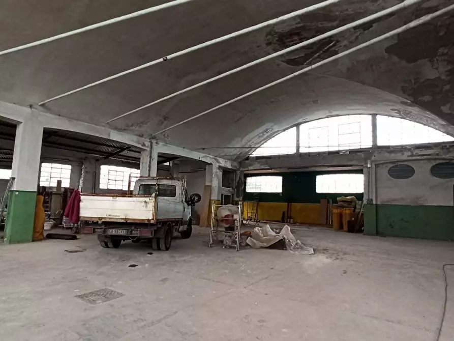 Immagine 2 di Attività artigianale in affitto  a Capannori