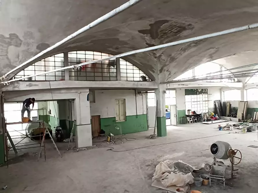 Immagine 10 di Attività artigianale in affitto  a Capannori