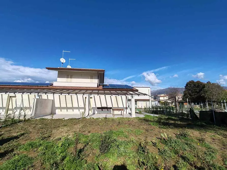 Immagine 1 di Casa bifamiliare in vendita  a Massa