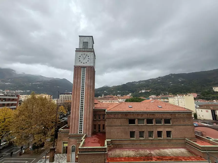 Immagine 1 di Locale commerciale in affitto  a Massa