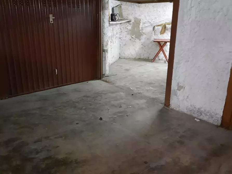 Immagine 3 di Garage in vendita  a Massa