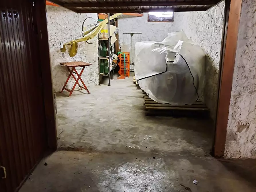 Immagine 2 di Garage in vendita  a Massa
