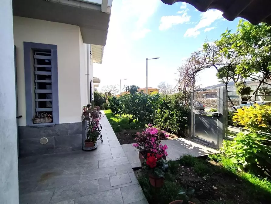 Immagine 3 di Villetta a schiera in vendita  a Massa