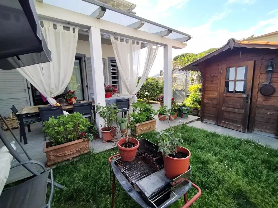 Immagine 2 di Villetta a schiera in vendita  a Massa