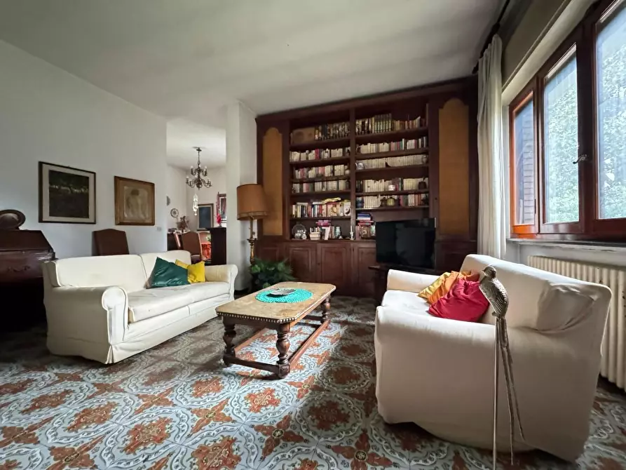 Immagine 5 di Villa in vendita  a Viareggio