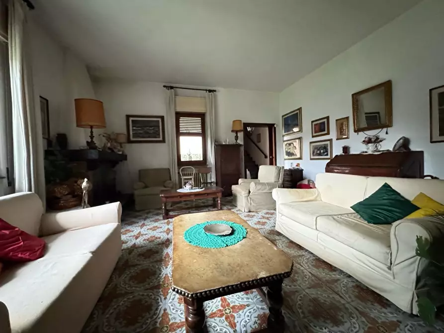 Immagine 2 di Villa in vendita  a Viareggio