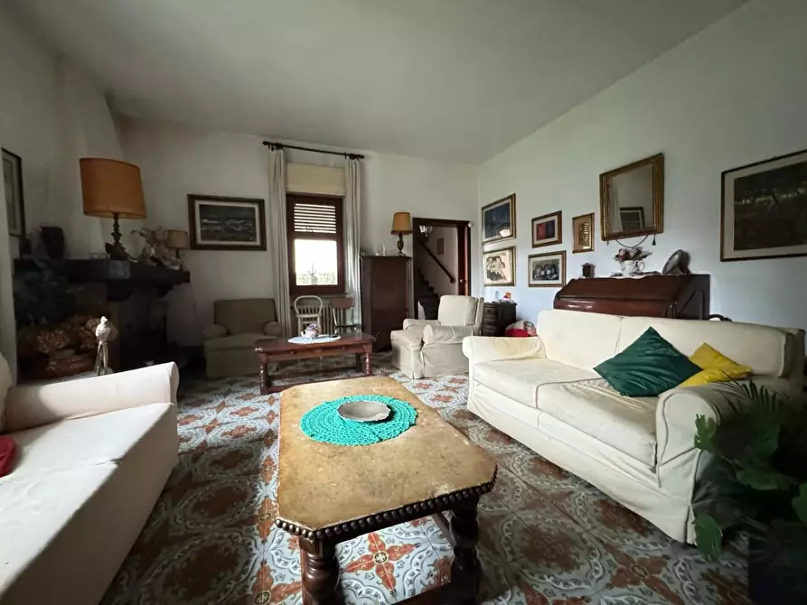 Immagine 38 di Villa in vendita  a Viareggio