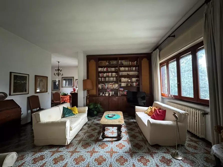 Immagine 3 di Villa in vendita  a Viareggio