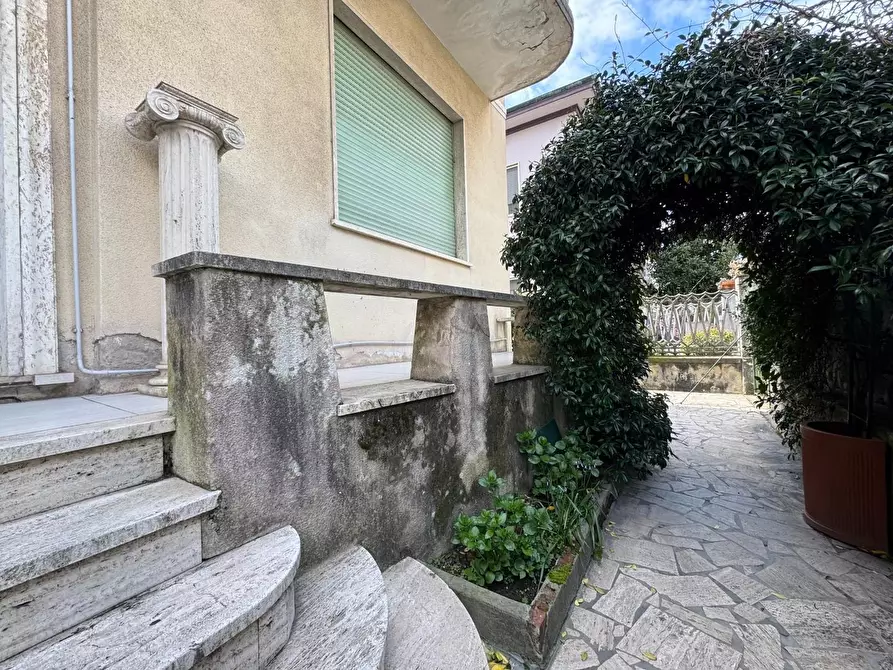 Immagine 2 di Villa in vendita  a Viareggio