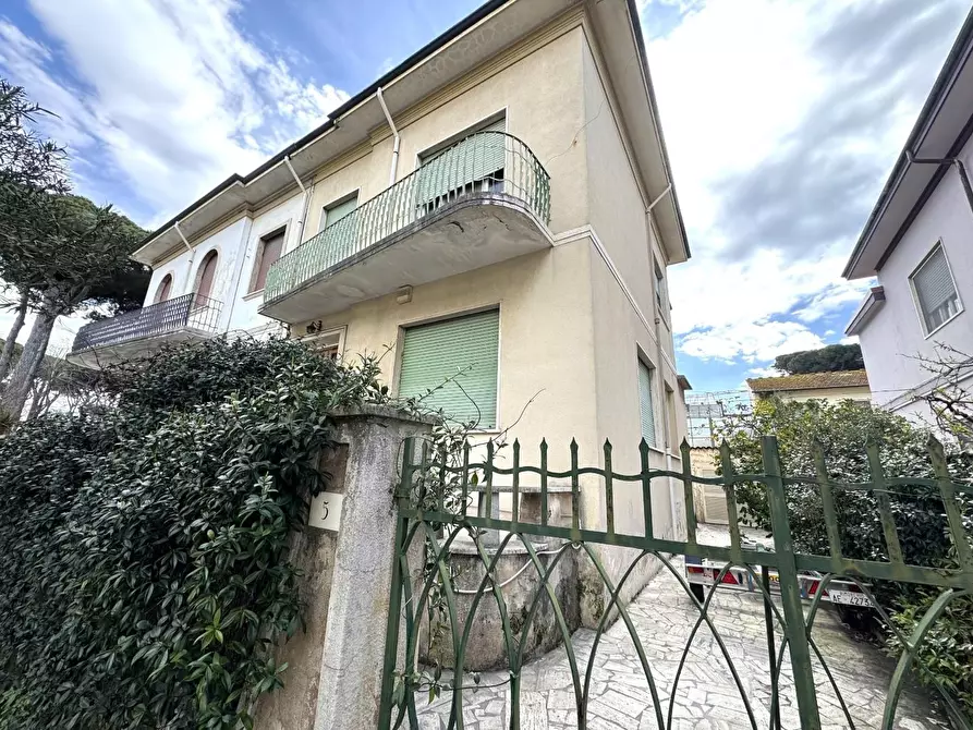 Immagine 5 di Villa in vendita  a Viareggio
