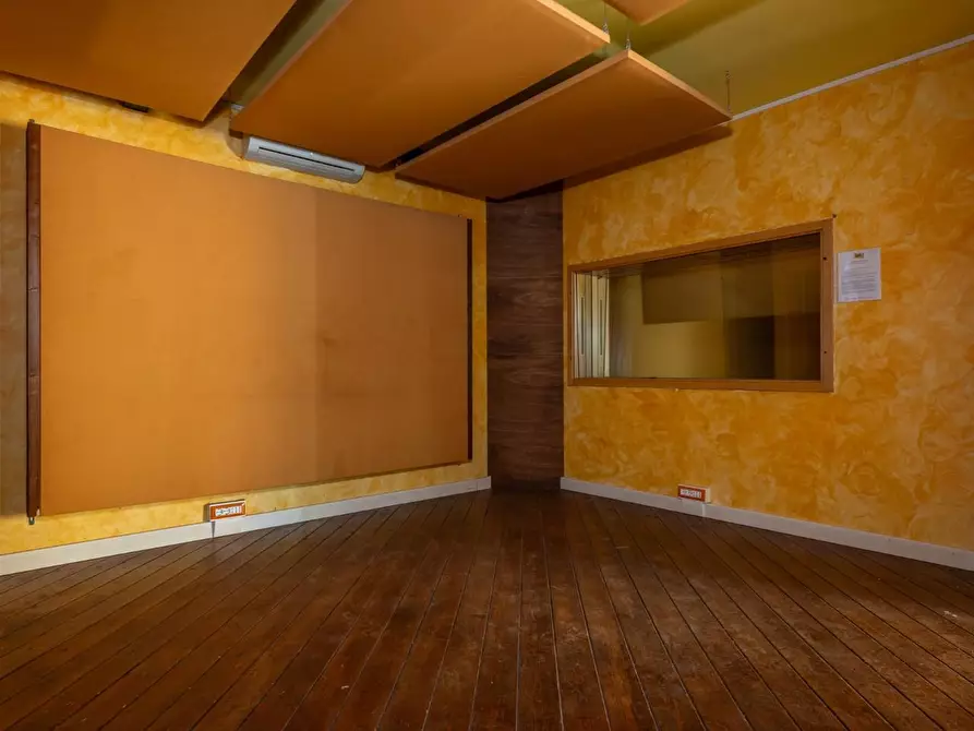 Immagine 61 di Attività artigianale in affitto  a Bientina