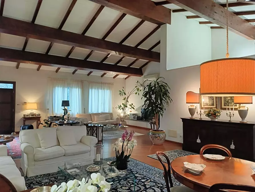 Immagine 2 di Villa in vendita  a Pisa