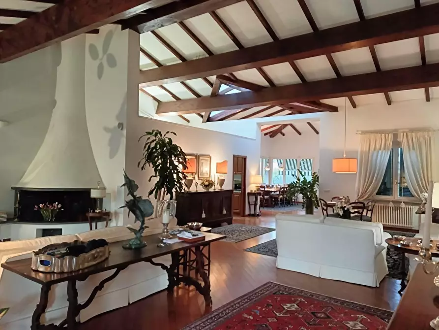 Immagine 4 di Villa in vendita  a Pisa