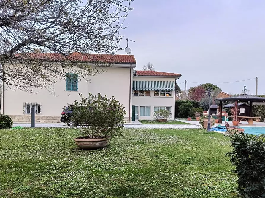 Immagine 21 di Villa in vendita  a Pisa