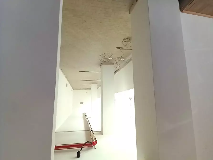 Immagine 3 di Locale commerciale in affitto  a Carrara