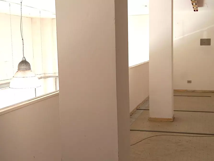 Immagine 2 di Locale commerciale in affitto  a Carrara