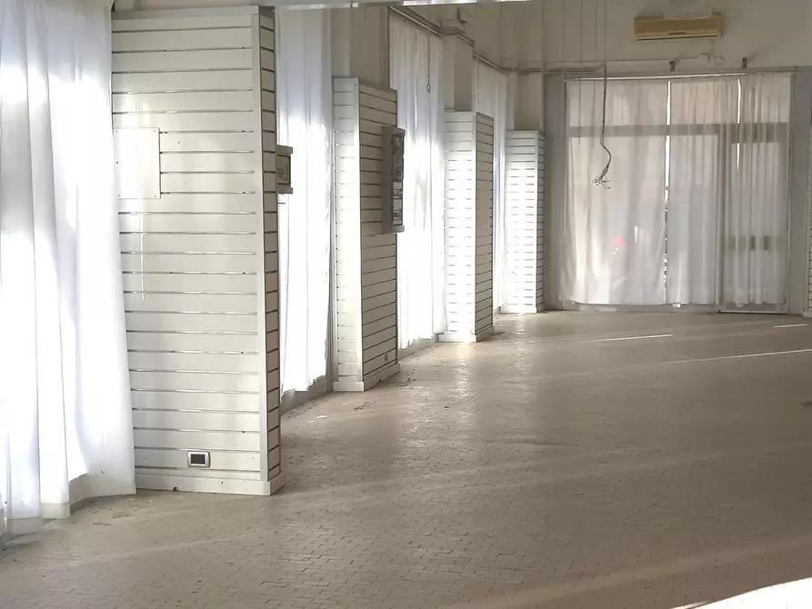 Immagine 1 di Locale commerciale in affitto  a Carrara