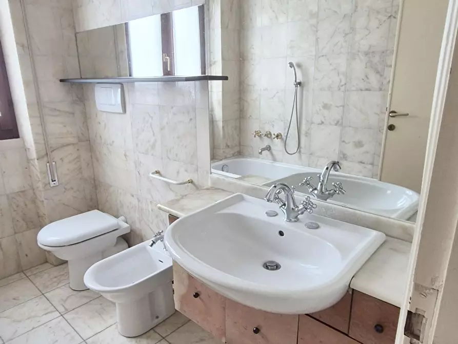 Immagine 55 di Casa bifamiliare in vendita  a Viareggio