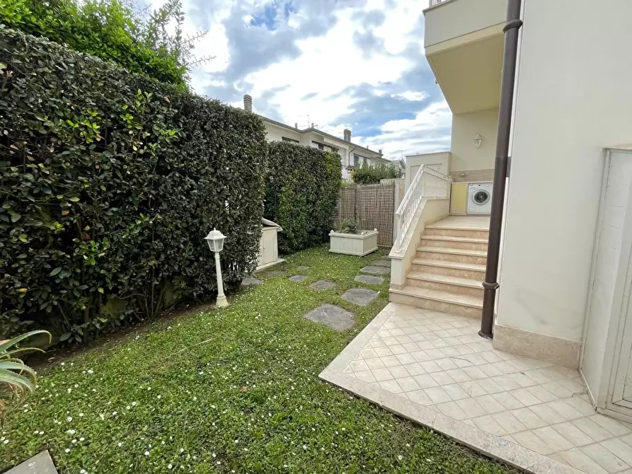 Immagine 13 di Casa bifamiliare in vendita  a Montignoso