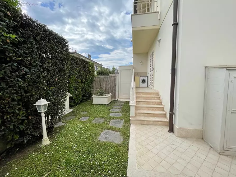 Immagine 7 di Casa bifamiliare in vendita  a Montignoso