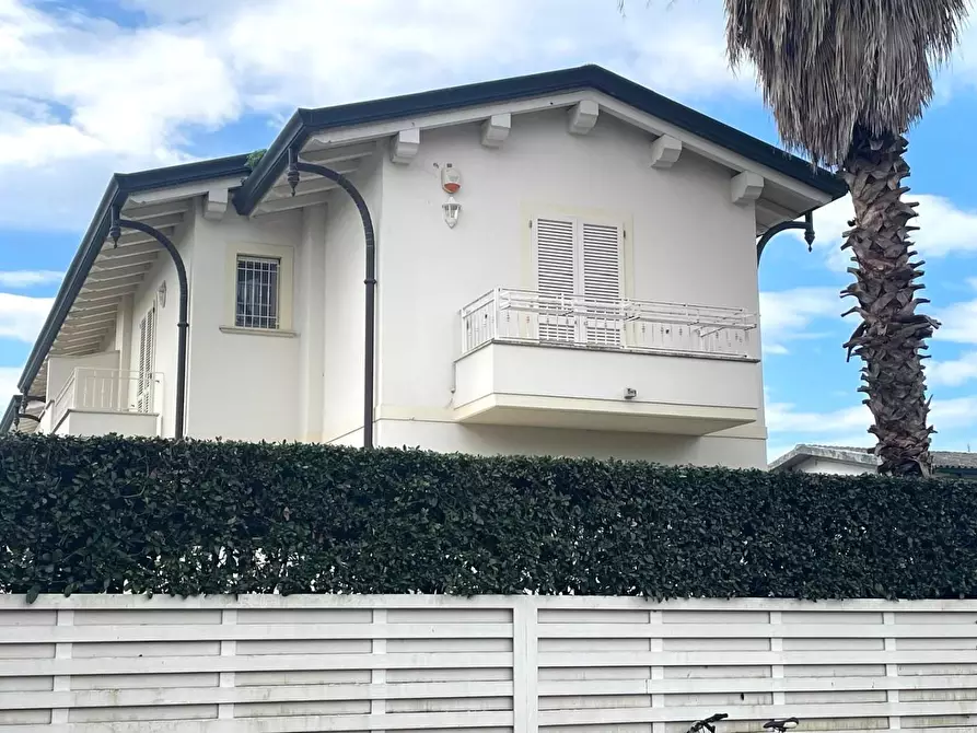 Immagine 2 di Casa bifamiliare in vendita  a Montignoso