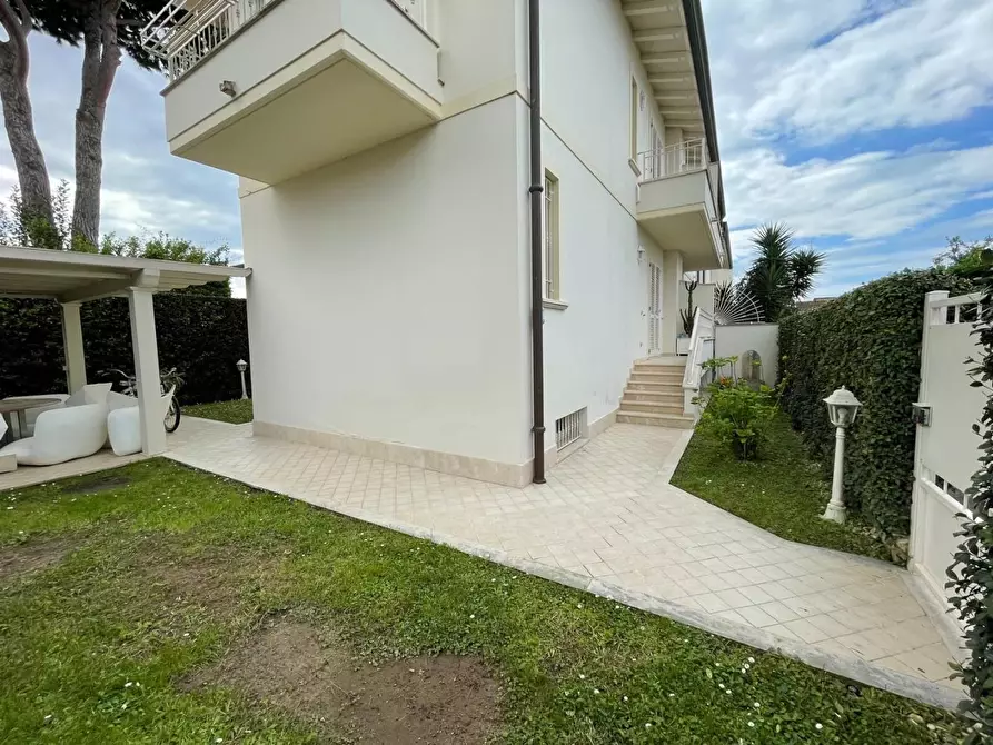 Immagine 12 di Casa bifamiliare in vendita  a Montignoso