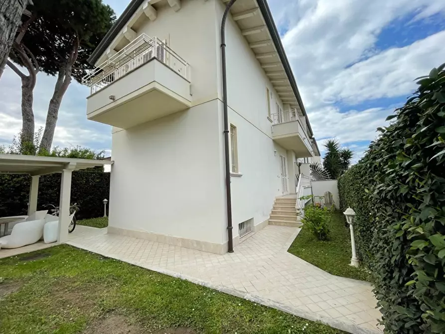 Immagine 3 di Casa bifamiliare in vendita  a Montignoso