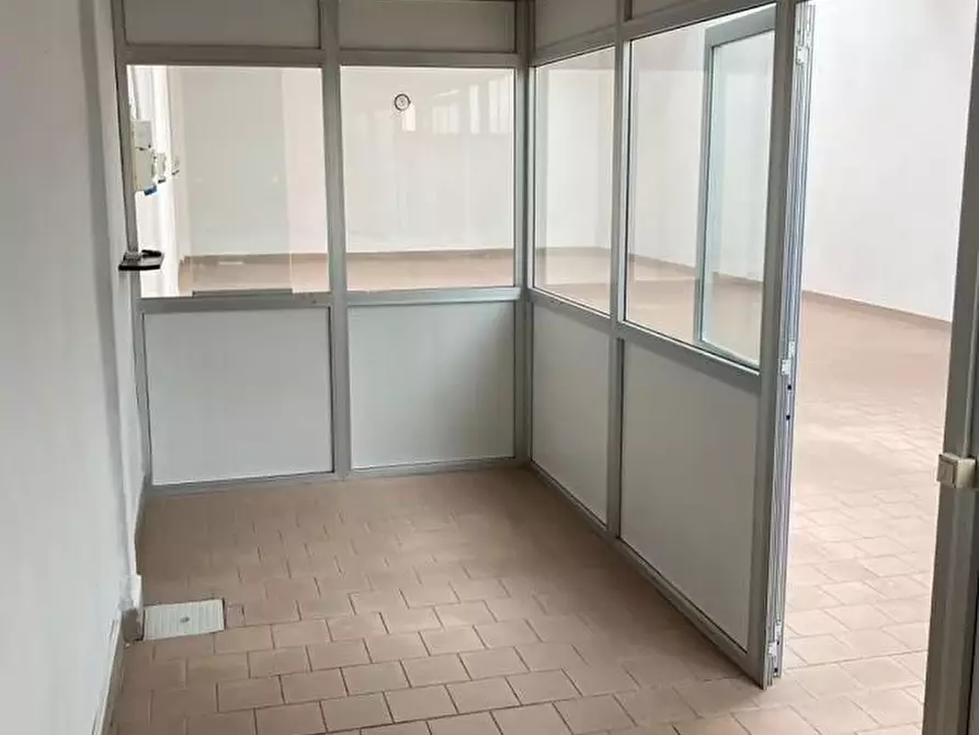 Immagine 3 di Laboratorio in affitto  a Prato
