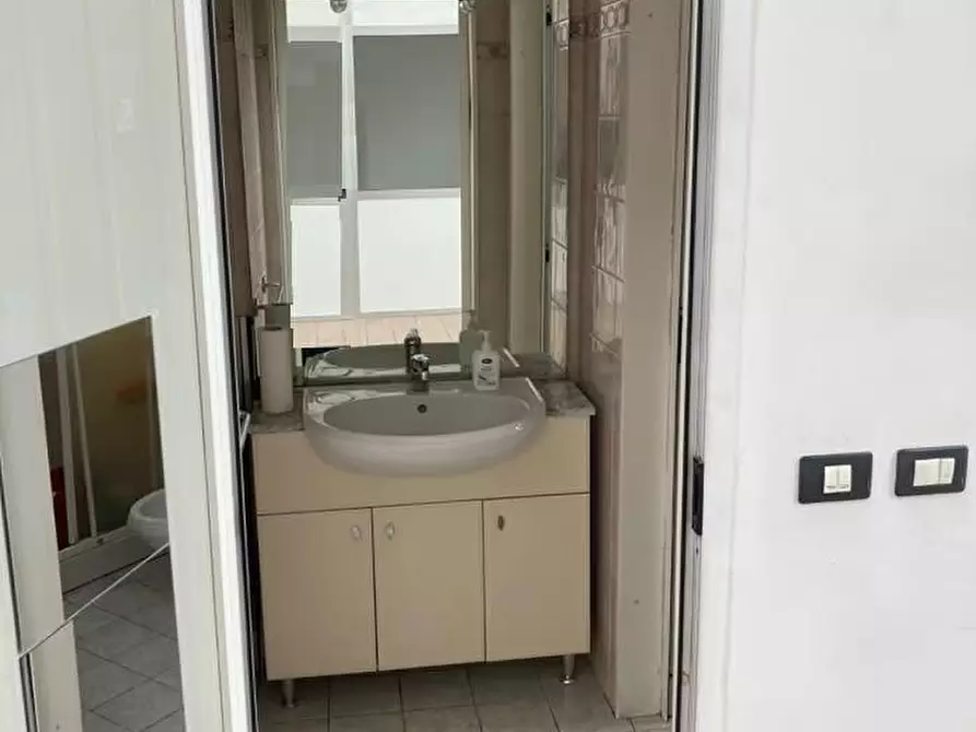 Immagine 4 di Laboratorio in affitto  a Prato