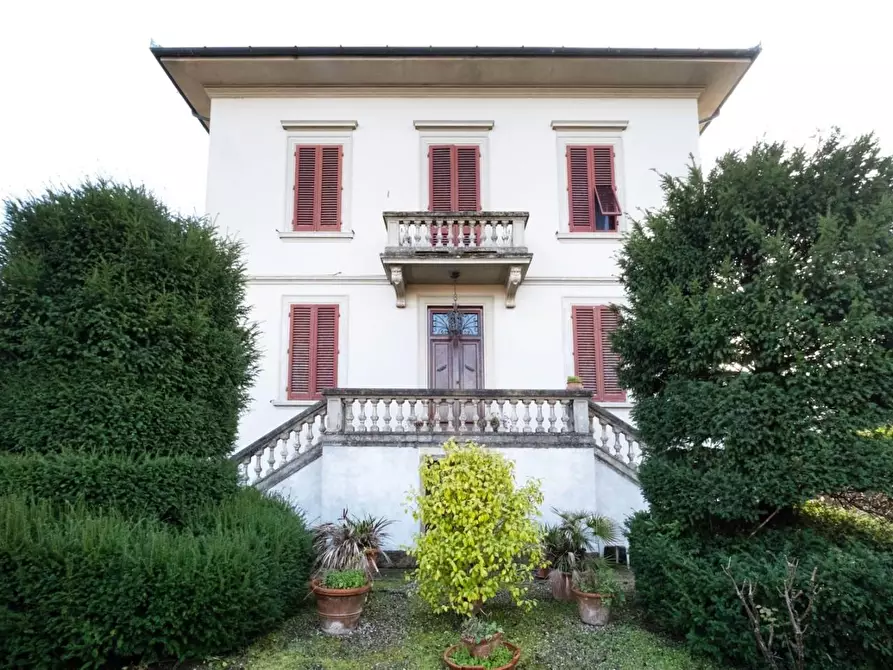 Immagine 1 di Villa in vendita  a Lucca