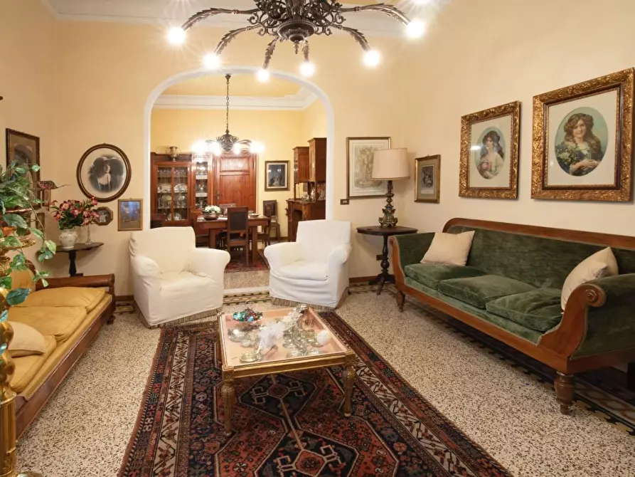 Immagine 6 di Villa in vendita  a Lucca