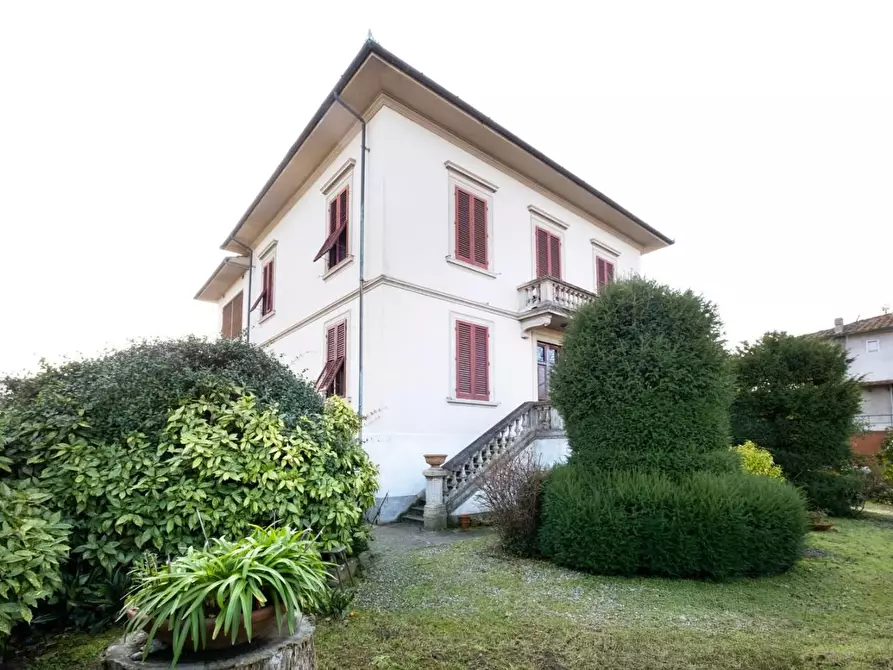 Immagine 2 di Villa in vendita  a Lucca