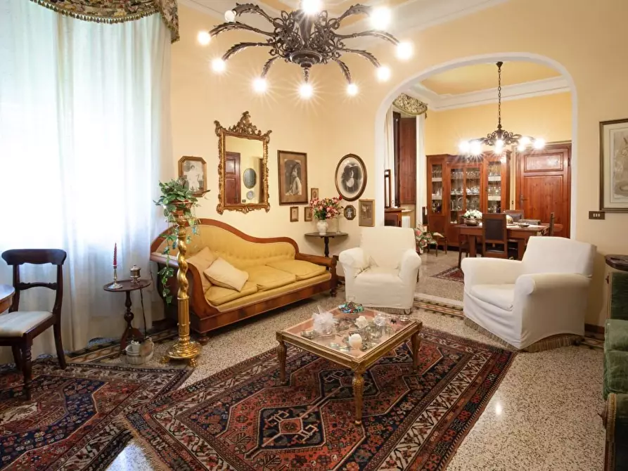 Immagine 5 di Villa in vendita  a Lucca