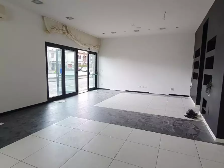 Immagine 11 di Locale commerciale in affitto  a Capannori