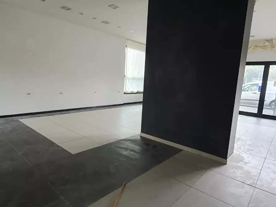 Immagine 10 di Locale commerciale in affitto  a Capannori