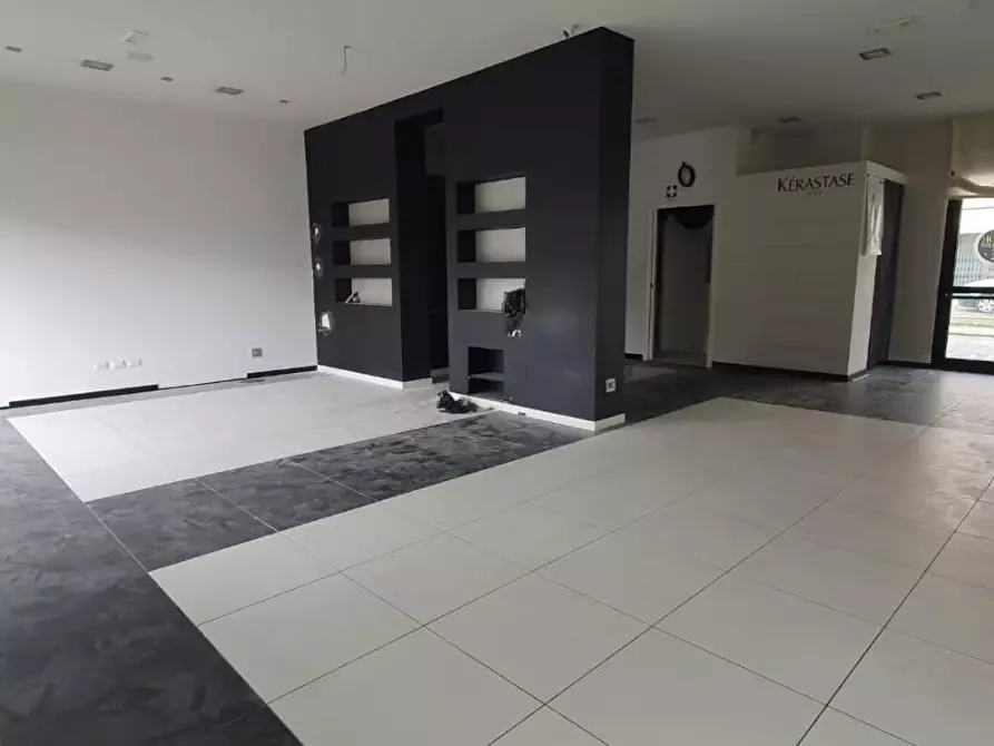 Immagine 2 di Locale commerciale in affitto  a Capannori