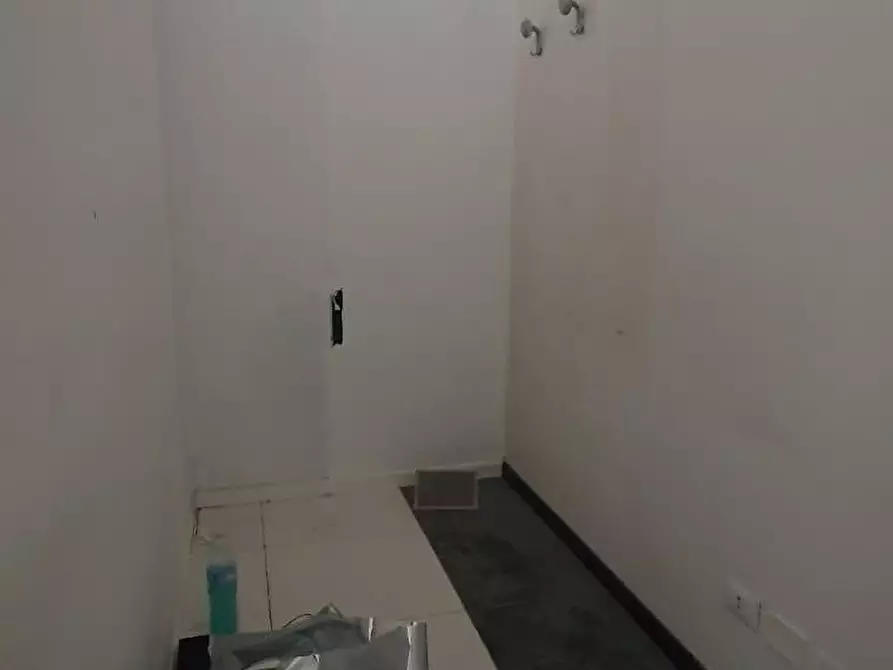 Immagine 9 di Locale commerciale in affitto  a Capannori