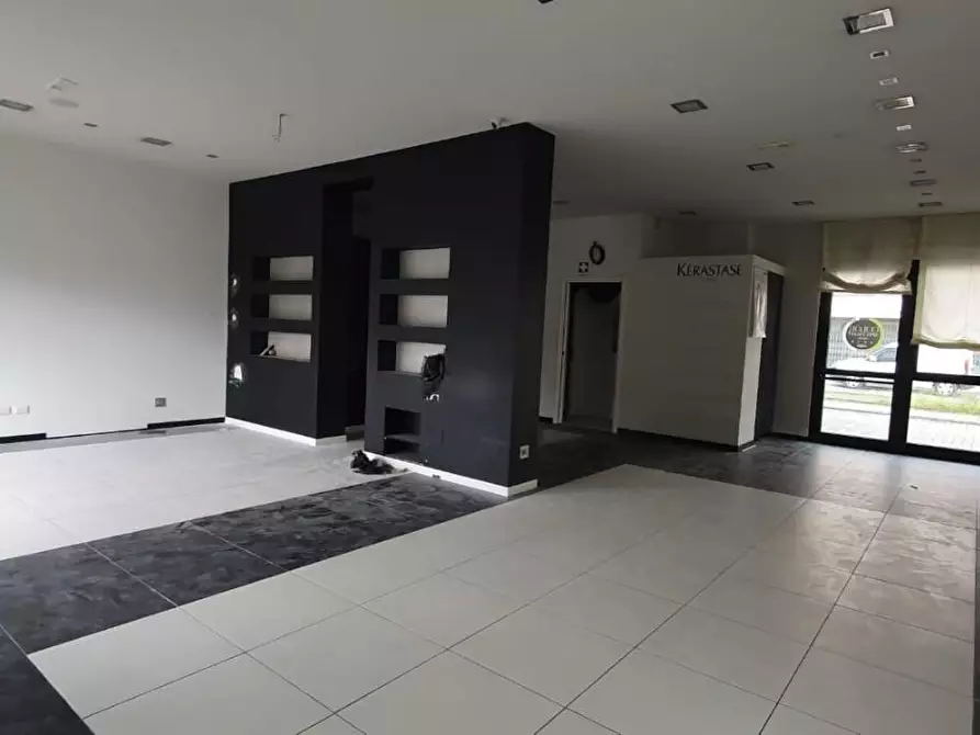 Immagine 1 di Locale commerciale in affitto  a Capannori