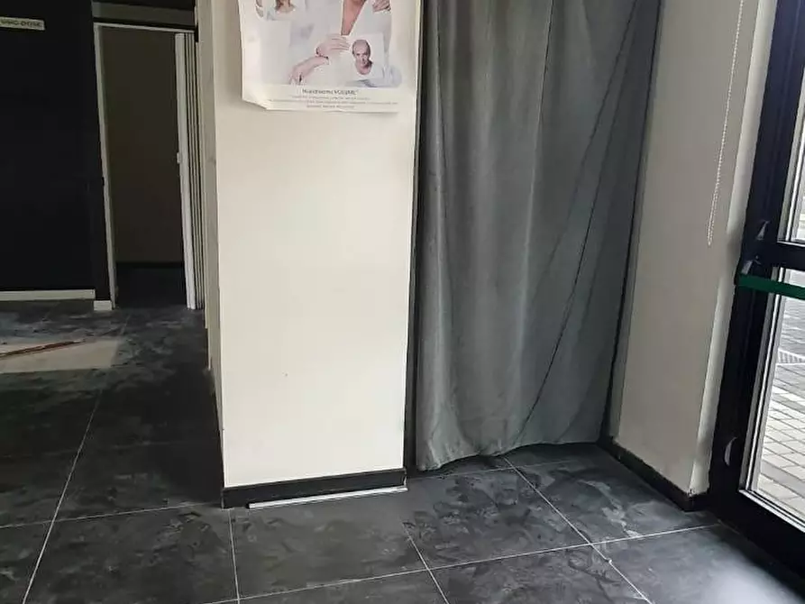 Immagine 8 di Locale commerciale in affitto  a Capannori