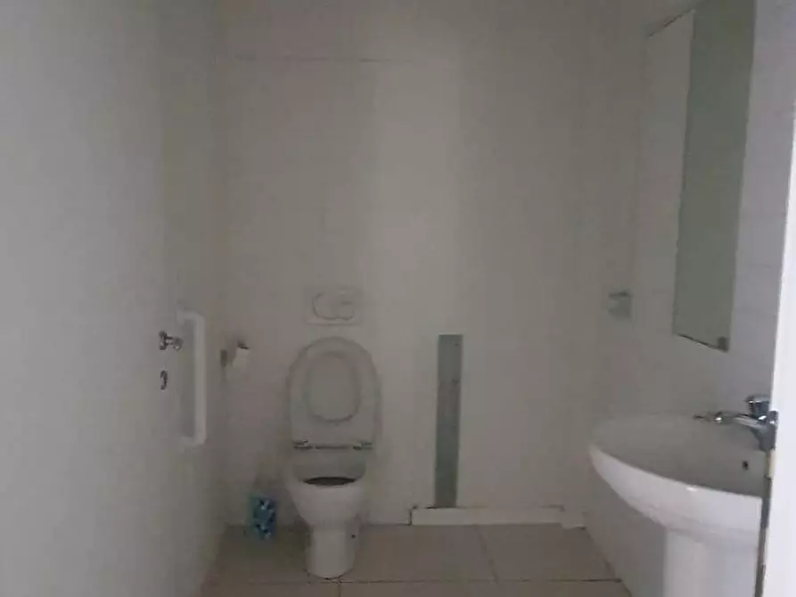 Immagine 12 di Locale commerciale in affitto  a Capannori