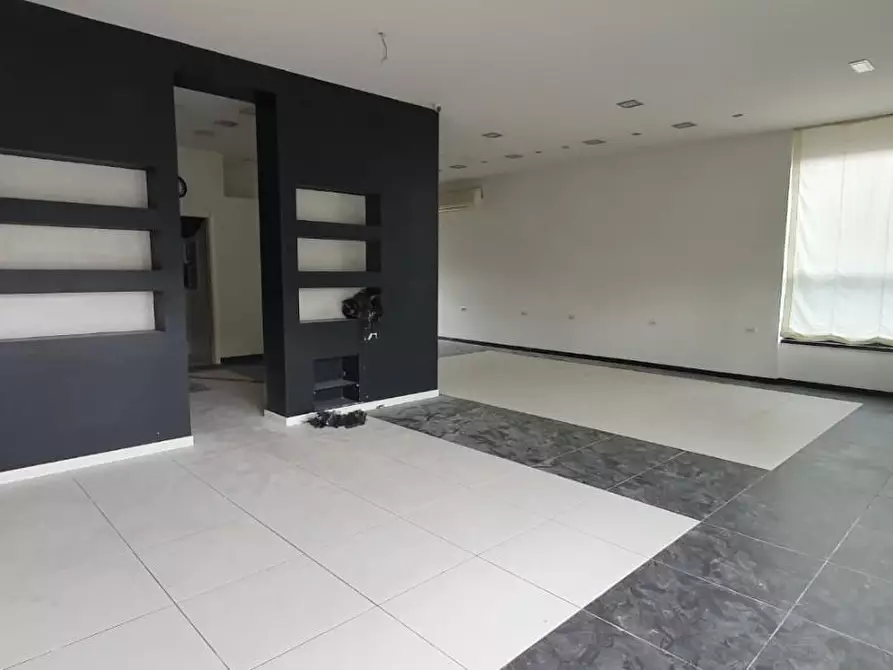 Immagine 4 di Locale commerciale in affitto  a Capannori