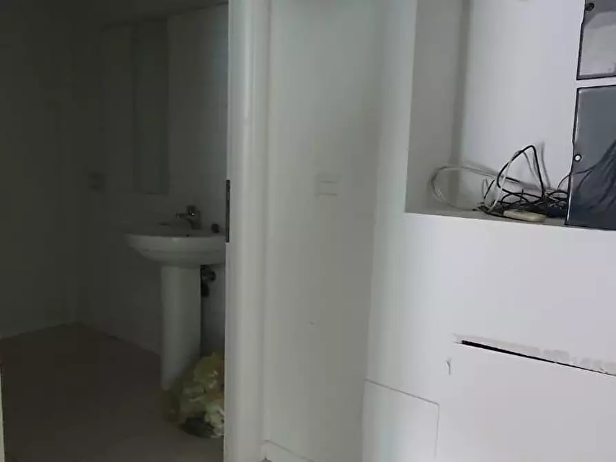 Immagine 7 di Locale commerciale in affitto  a Capannori