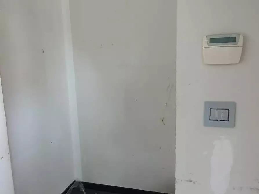 Immagine 6 di Locale commerciale in affitto  a Capannori